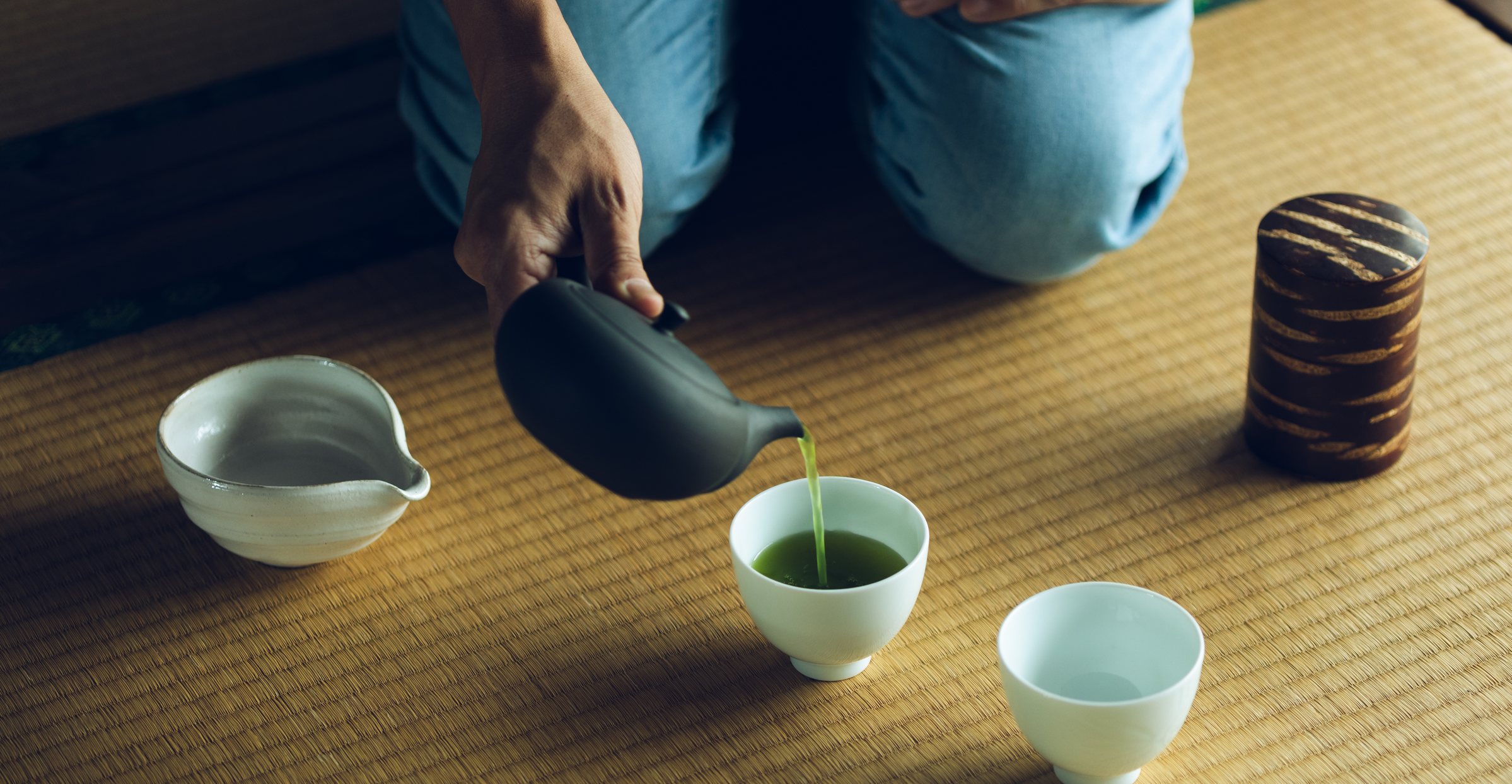 畳の上でお茶を淹れる